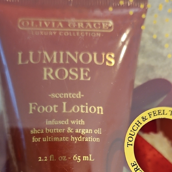 Olivia Grace Luxury Collection Luminous Rose Foot Lotion White Plush Socks Gift - Picture 7 of 8